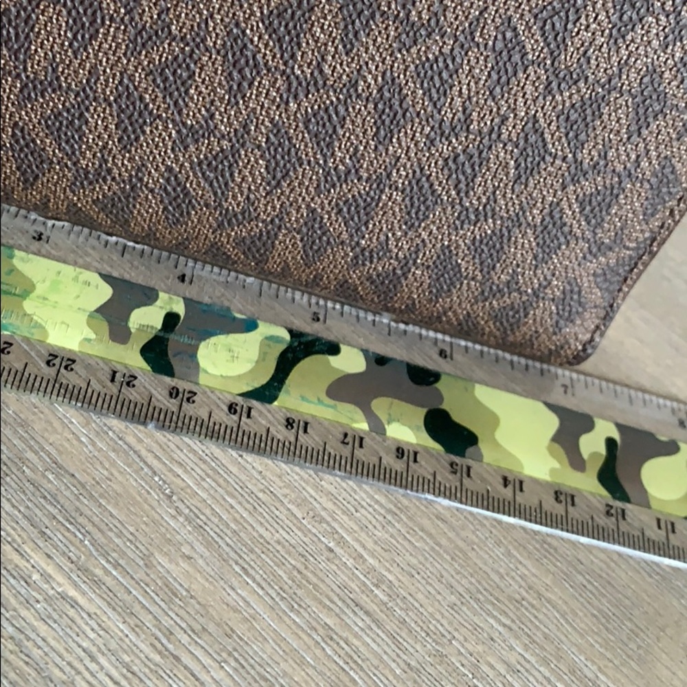 Michael Kors wristlet - Picture 5 of 6